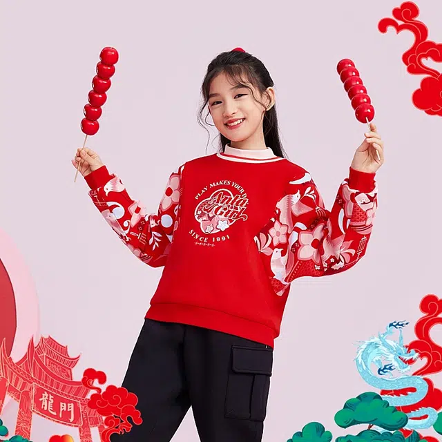 安踏儿童 新年款 初登龙门 花卉字母印花圆领套头卫衣 儿童款 赫红色