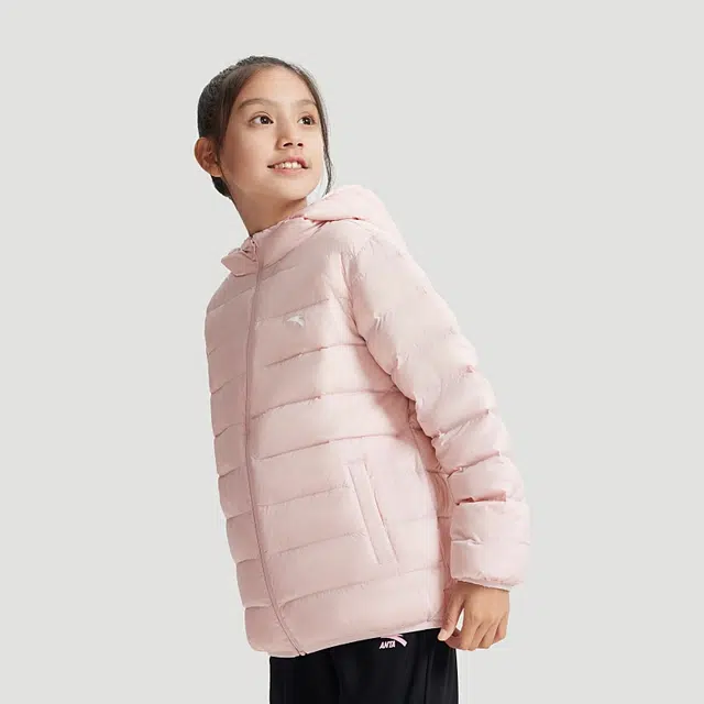 青少年 安踏儿童 轻暖系列 柔软舒适连帽羽绒服 刚柔粉色