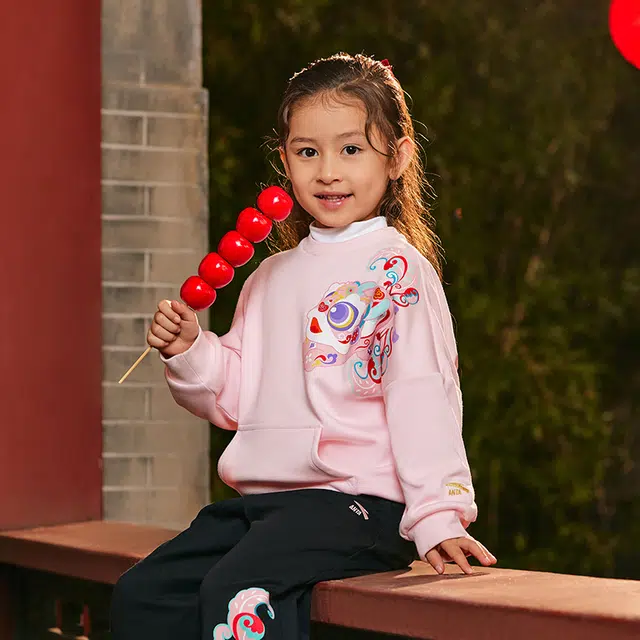 安踏儿童 卡通动漫字母圆领舒适透气加绒保暖卫衣 欧莎粉 中小童