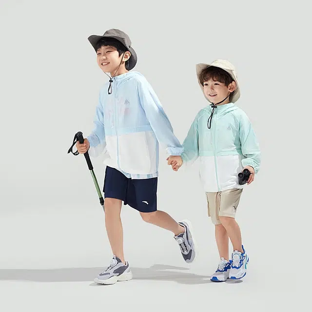 儿童款 安踏儿童 小光甲 撞色拼接长袖连帽防晒服 遥望蓝
