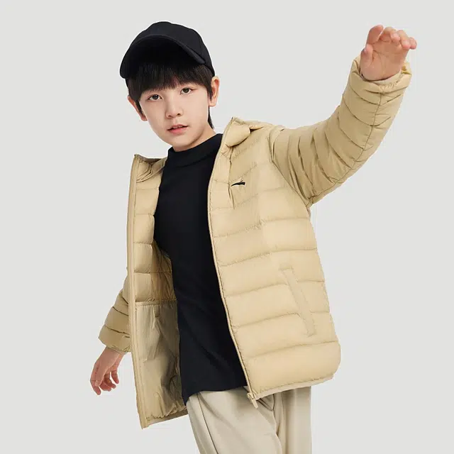 青少年 安踏儿童 轻暖系列 连帽舒适柔软轻盈羽绒服 素卡其色