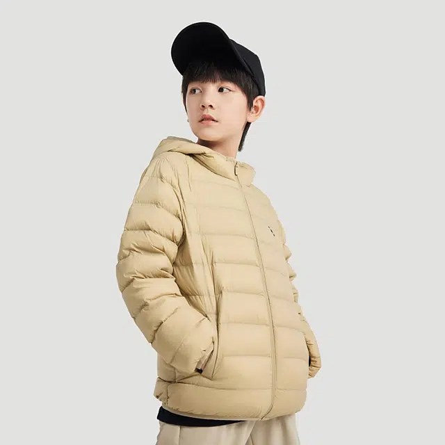青少年 安踏儿童 轻暖系列 连帽舒适柔软轻盈羽绒服 素卡其色