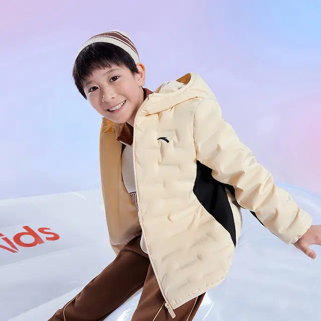 安踏儿童 纯色连帽拉链休闲羽绒服 浅烟灰儿童款