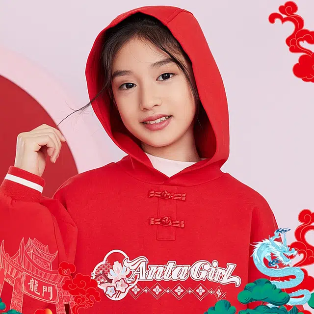 安踏儿童 新年款 初登龙门 字母印花连帽长袖套头卫衣 儿童款 赫红色