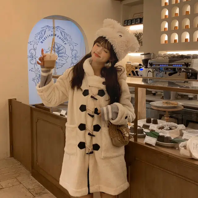 花山家的猫 连帽厚款纯色设计宽松连帽牛角扣外套大衣 女款 白色