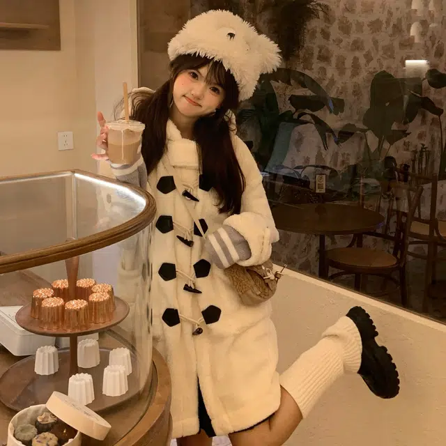 花山家的猫 连帽厚款纯色设计宽松连帽牛角扣外套大衣 女款 白色
