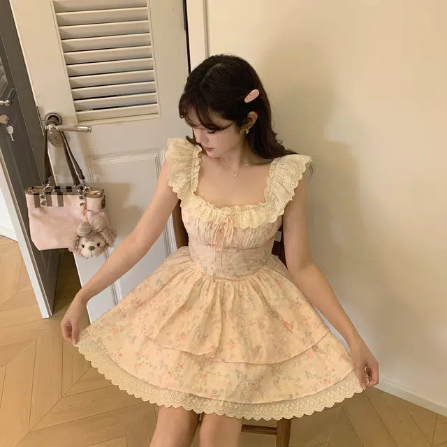 花山家的猫 法式甜美风碎花小飞袖千金感收腰蓬蓬裙吊带连衣裙 女款 方领碎花吊带连衣裙
