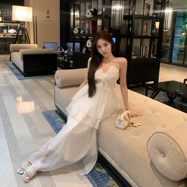 花山家的猫 纯欲法式温柔甜美浪漫度假风挂脖立体花朵收腰显瘦吊带纯色长裙两件套裙装套装 女款