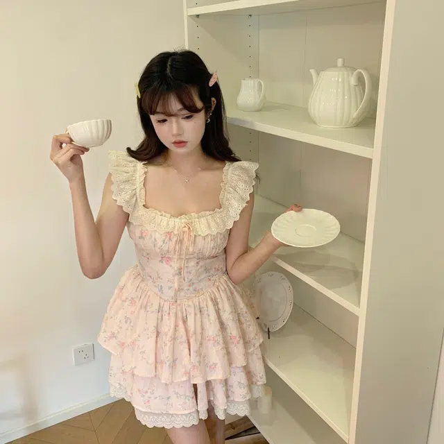 花山家的猫 法式甜美风碎花小飞袖千金感收腰蓬蓬裙吊带连衣裙 女款 方领碎花吊带连衣裙