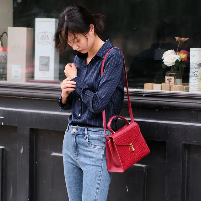 西木汀 布朗尼 鳄鱼纹真皮新娘包高级感通勤时尚妈妈包 牛皮 婚包手提单肩斜挎包 小号 女款 红色/黑色