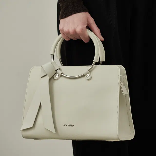 西木汀 祈祷者 纯色简约圆环气质妈妈包时尚通勤百搭 牛剖层革 手提斜挎单肩包 中号 女款 奶白色