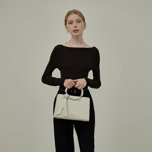 西木汀 祈祷者 纯色简约圆环气质妈妈包时尚通勤百搭 牛剖层革 手提斜挎单肩包 中号 女款 奶白色