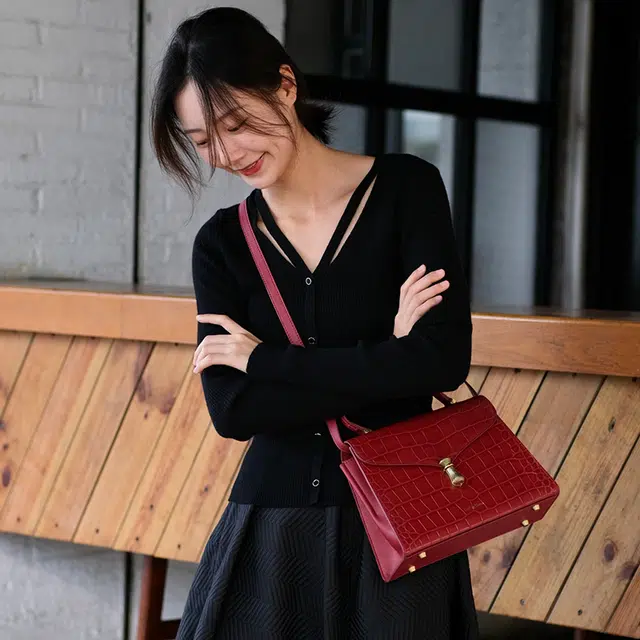 西木汀 布朗尼 鳄鱼纹真皮新娘包高级感通勤时尚妈妈包 牛皮 婚包手提单肩斜挎包 小号 女款 红色/黑色