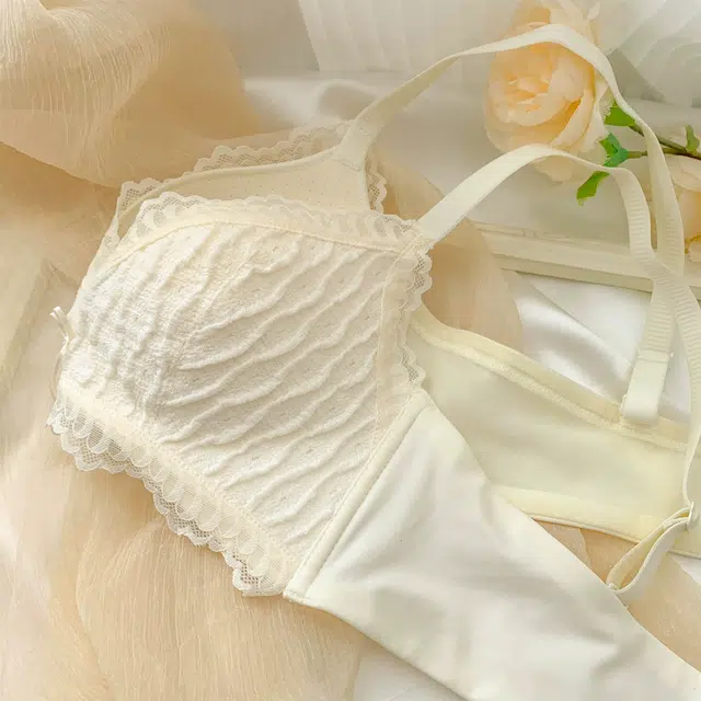 小甜崽 奶层泡芙法式无钢圈小胸聚拢纯欲风防下垂收副乳文胸 女款 米白色