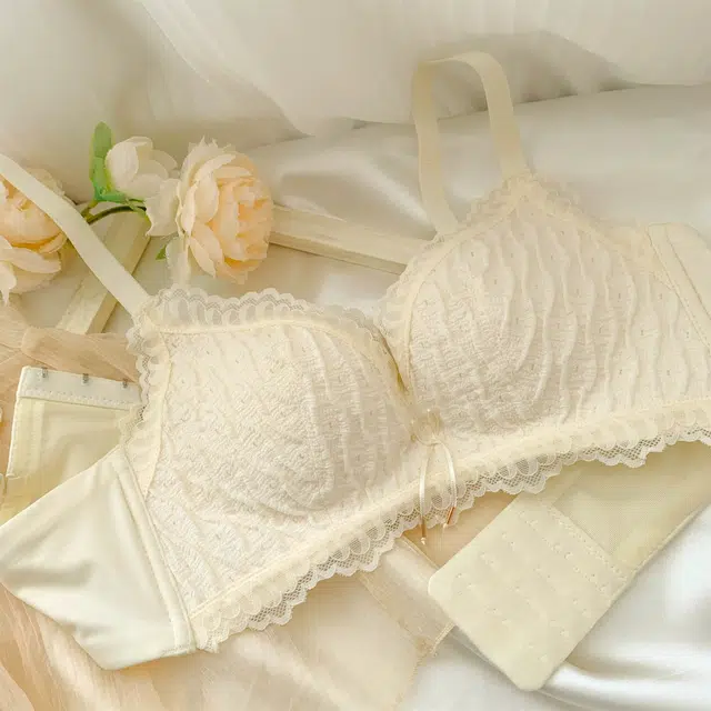 小甜崽 奶层泡芙法式无钢圈小胸聚拢纯欲风防下垂收副乳文胸 女款 米白色