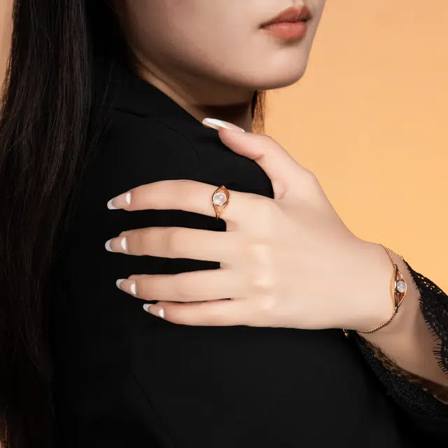 思懿家 大师之作王朝阳大师联名款看见系列白冰蛋面玫瑰金眼睛 玻璃种 翡翠戒指 女款