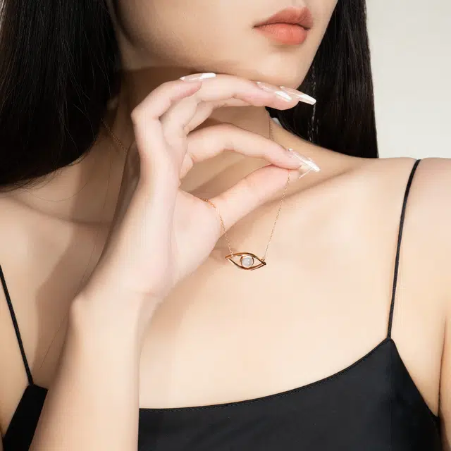 思懿家 大师之作王朝阳大师联名款看见系列白冰蛋面玫瑰金眼睛 高冰 翡翠项链 女款
