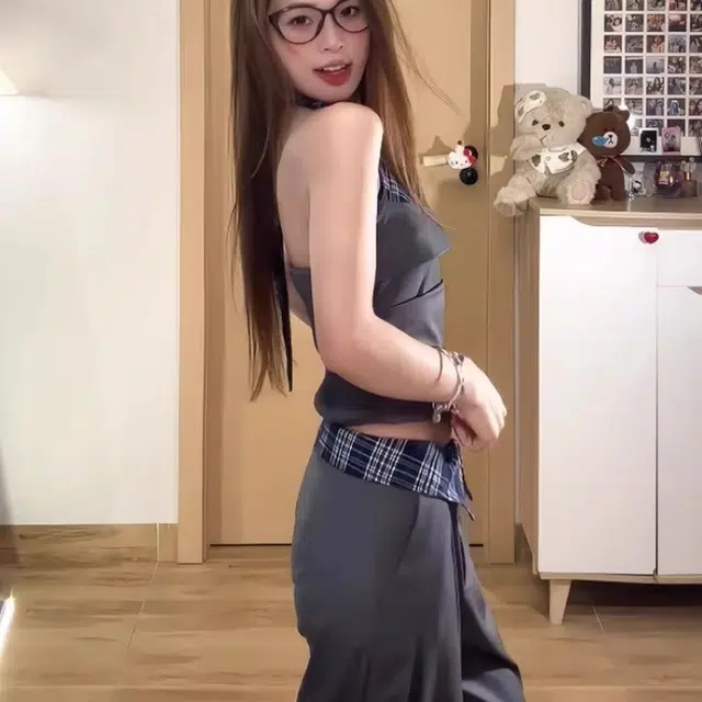 欧阳喜 纯欲风辣妹设计感拼接挂脖无袖上衣高腰阔腿裤休闲套装 女款