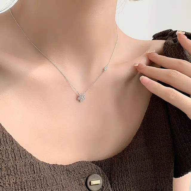 希遇 锆石花朵吊坠高级感立体百搭气质小众设计个性锁骨链 铜 项链 女款