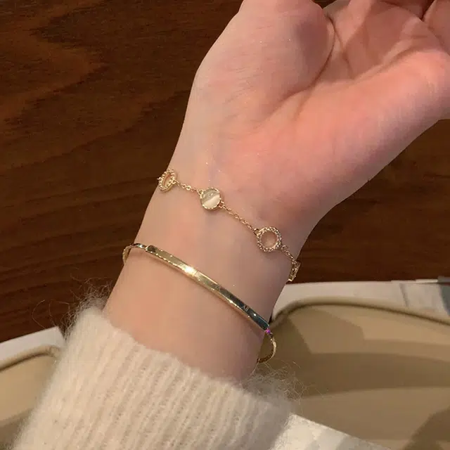 希遇 双层叠戴猫眼石手镯闺蜜款轻奢简约百搭小众精致高级感可调节抽拉手饰 铜 手链 女款