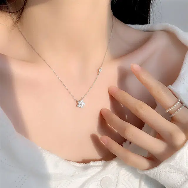 希遇 锆石花朵吊坠高级感立体百搭气质小众设计个性锁骨链 铜 项链 女款