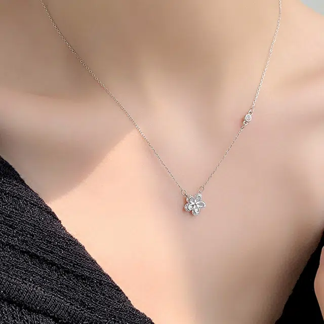 希遇 锆石花朵吊坠高级感立体百搭气质小众设计个性锁骨链 铜 项链 女款