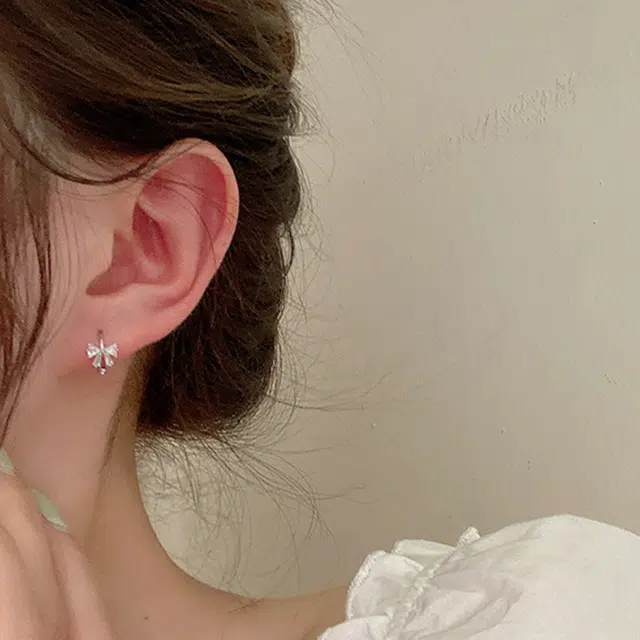 希遇 锆石蝴蝶耳扣耳圈  简约百搭气质设计感耳饰 铜 耳环 女款