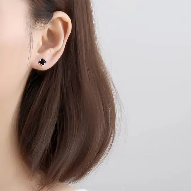 希遇 幸运四叶草 时尚韩版小众设计螺丝款迷你耳骨钉 钛钢 耳钉 女款