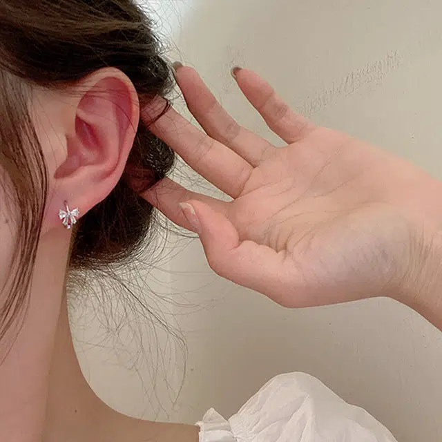 希遇 锆石蝴蝶耳扣耳圈  简约百搭气质设计感耳饰 铜 耳环 女款