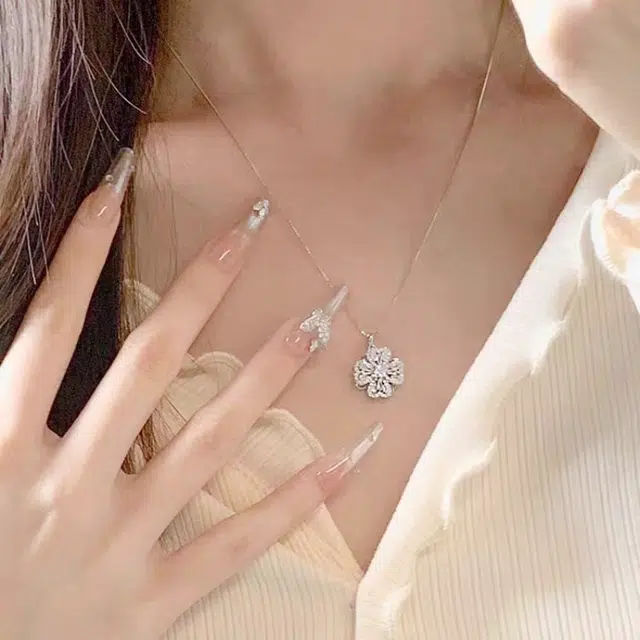 希遇 可旋转四叶草吊坠项链轻奢小众气质百搭锆石锁骨链 铜 项链 女款