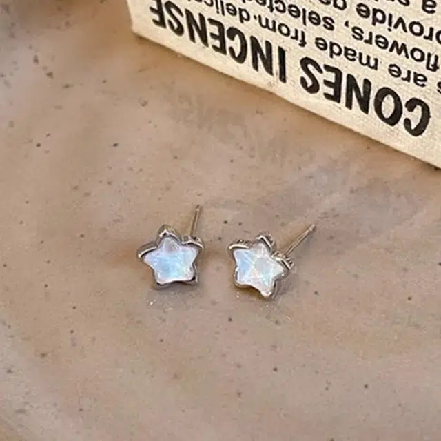 希遇 璀璨之星~星星锆石耳钉时尚气质清冷感小众设计耳饰 合金 耳钉 女款
