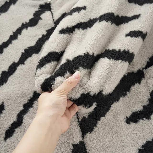 宫蝶 保暖加厚珊瑚绒家居服简约斑马纹休闲可外穿防风立领宽松大码睡衣套装 男女同款 咖色