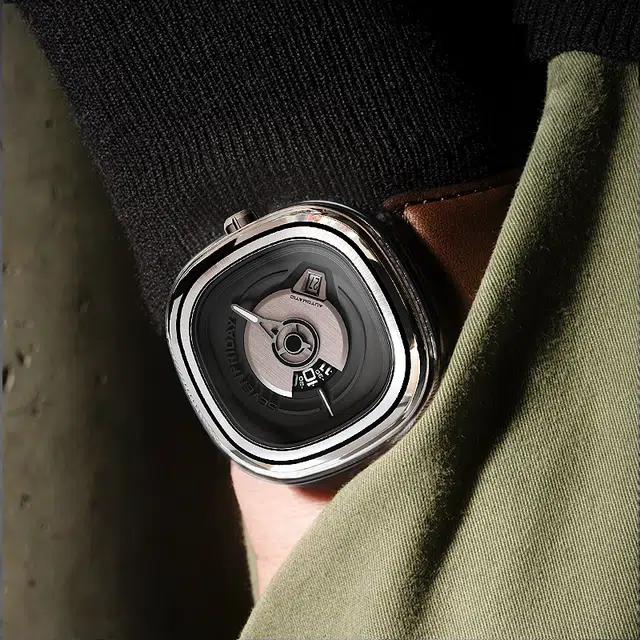 SEVENFRIDAY PE