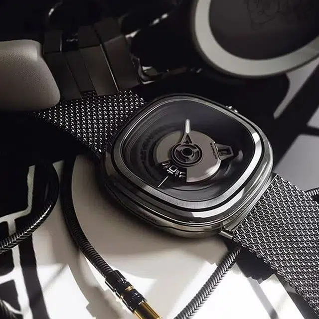 SEVENFRIDAY PE