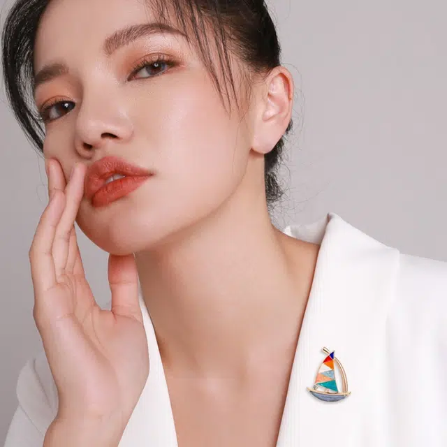 暖瞳 彩色帆船小众设计高端精致闪闪发光高档胸花独特别致优雅高级精致夺目 合金 胸针 女款