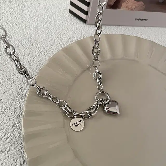 925