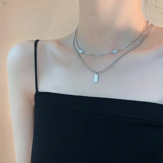 925