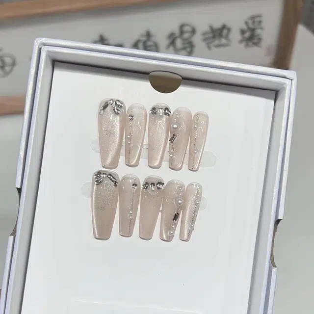 几多萌 【冰透精灵】 手工穿戴甲冰透 轻奢风猫眼美甲 碎钻假指甲贴片可拆卸  梯型长款裸色晕染 细闪