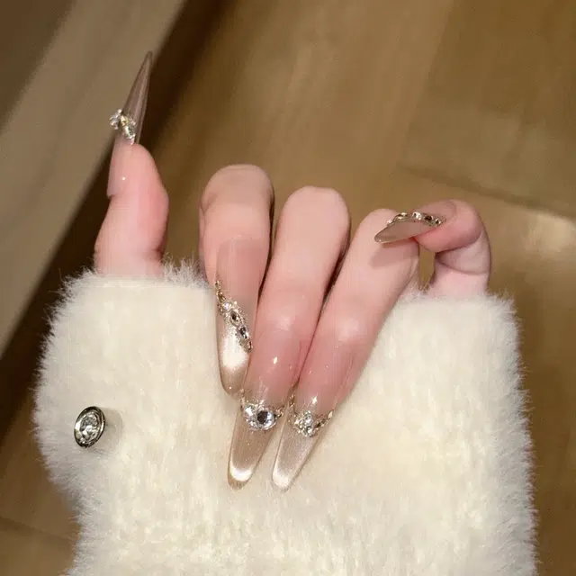 几多萌 星空落 纯手工穿戴甲高级感微笑猫眼法式锆石爱心美甲  尖型裸粉渐变 猫眼
