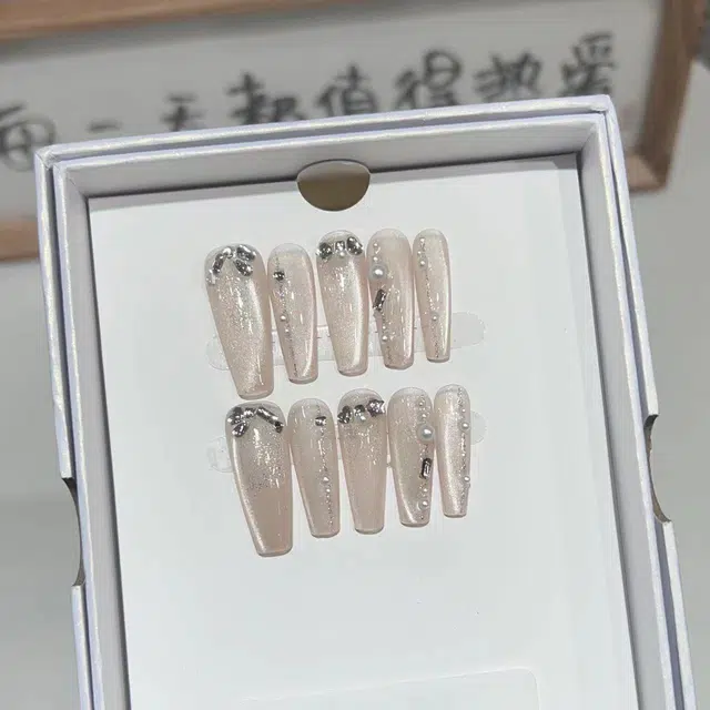 几多萌 【冰透精灵】 手工穿戴甲冰透 轻奢风猫眼美甲 碎钻假指甲贴片可拆卸  梯型长款裸色晕染 细闪