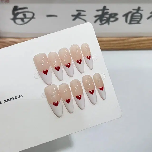 几多萌 法式爱心  穿戴甲 椭圆长款白色裸色 可爱 纯欲风简约精致时尚