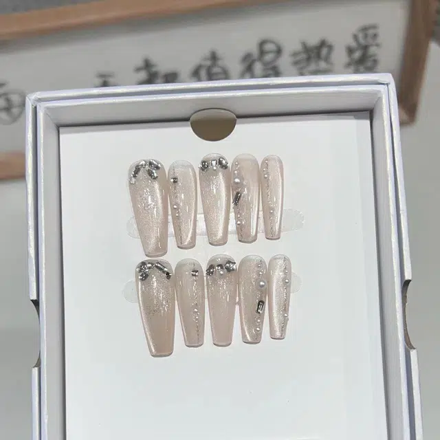 几多萌 【冰透精灵】 手工穿戴甲冰透 轻奢风猫眼美甲 碎钻假指甲贴片可拆卸  梯型长款裸色晕染 细闪