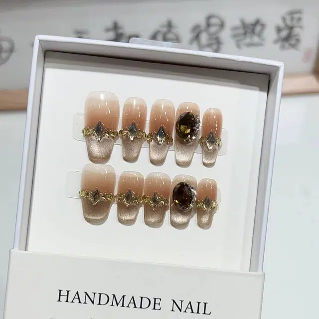 几多萌 黑桃皇后猫眼穿戴甲手工假指甲贴高贵纯欲腮红美甲  短梯长方杏色晕染