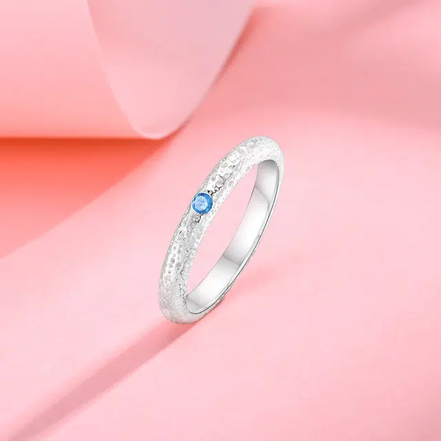 925