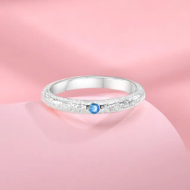 925