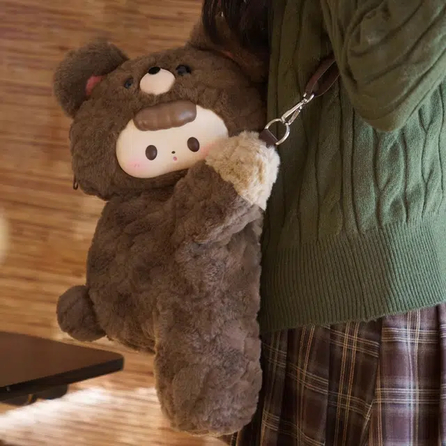 抱竹 可爱搪胶小熊毛绒玩偶 聚酯纤维 双肩包斜挎背包 大号 女款 熊孩子趴趴包