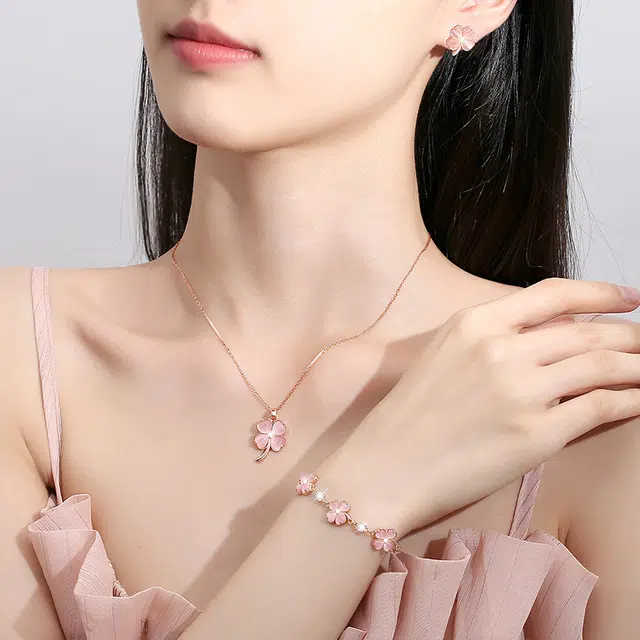 梵星饰季 四叶草 精致甜美森系小清新 浪漫优雅气质 时尚小众高级感设计 玻璃猫眼 耳钉 女款