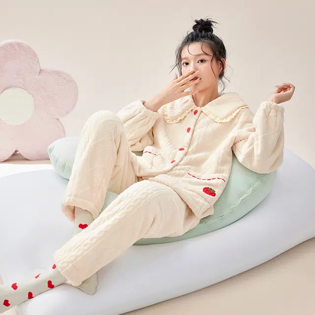 安之伴 秋冬睡衣复合绒保暖锁温可爱草莓刺绣减龄家居套装 女款 米黄