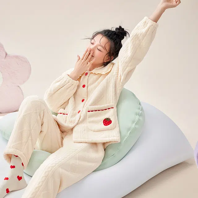安之伴 秋冬睡衣复合绒保暖锁温可爱草莓刺绣减龄家居套装 女款 米黄