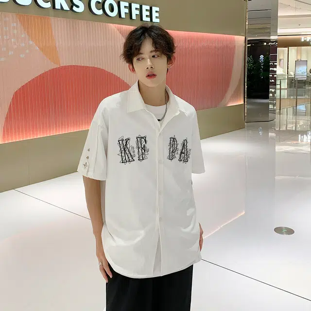 功夫熊猫 美式复古嘻哈街头风创意趣味字母印花垂感条纹金属装饰设计直筒宽松翻领单排扣休闲短袖衬衫 男女同款